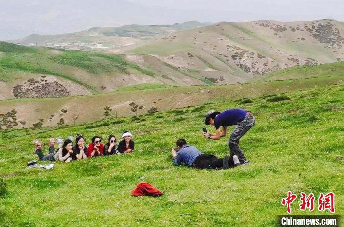 圖為民眾在草原留影?！⑿憔?　攝