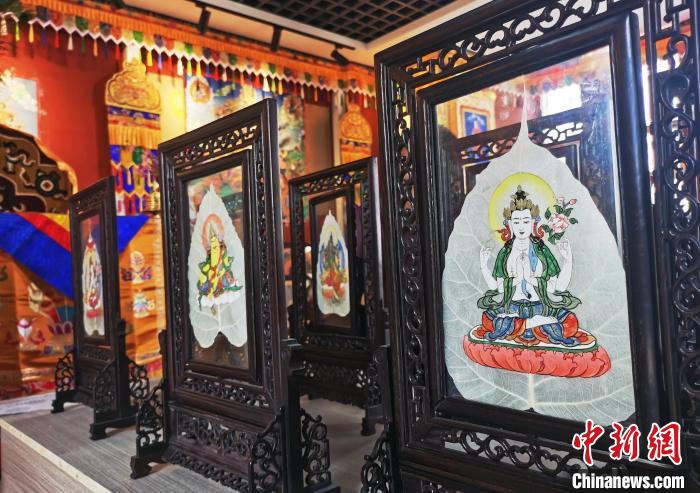 圖為久美尖措創(chuàng)作的藝術(shù)品?！?zhí)砀?攝