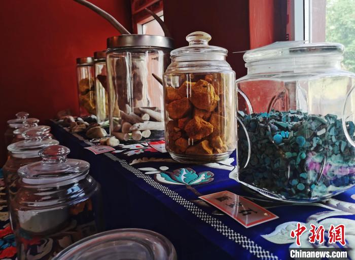 圖為唐卡繪畫礦物顏料展示?！?zhí)砀?攝