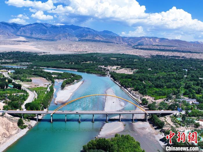 航拍貴德縣黃河岸畔綠意盎然?！●R銘言 攝