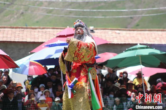 圖為觀眾們觀看表演?！“喱斂h文體旅游廣電局 供圖