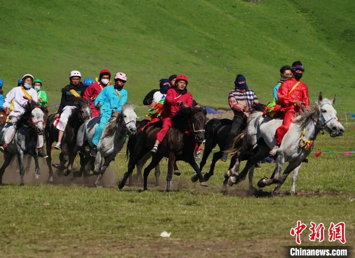 圖為選手進(jìn)行3000米賽馬比賽?！●R銘言 攝