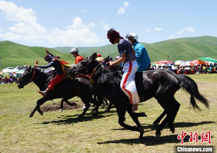 圖為選手進(jìn)行3000米賽馬比賽?！●R銘言 攝