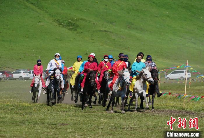 圖為選手進(jìn)行3000米賽馬比賽?！●R銘言 攝