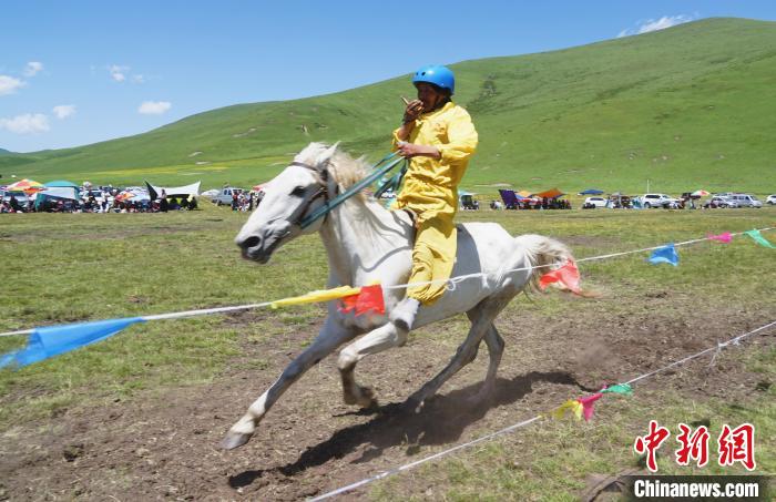 圖為選手進(jìn)行3000米賽馬比賽?！●R銘言 攝