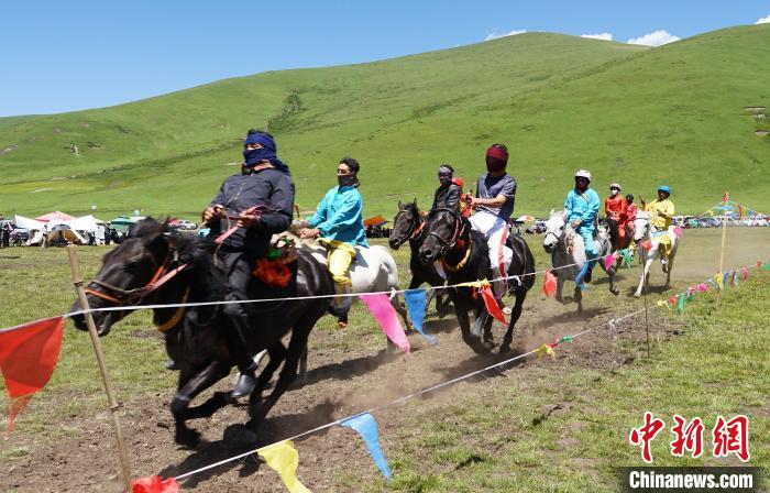 圖為選手進(jìn)行3000米賽馬比賽?！●R銘言 攝