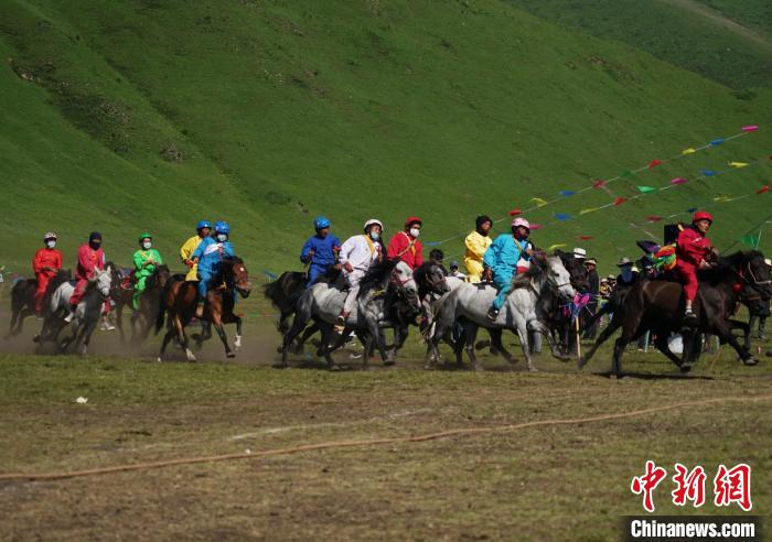 圖為選手進(jìn)行3000米賽馬比賽?！●R銘言 攝