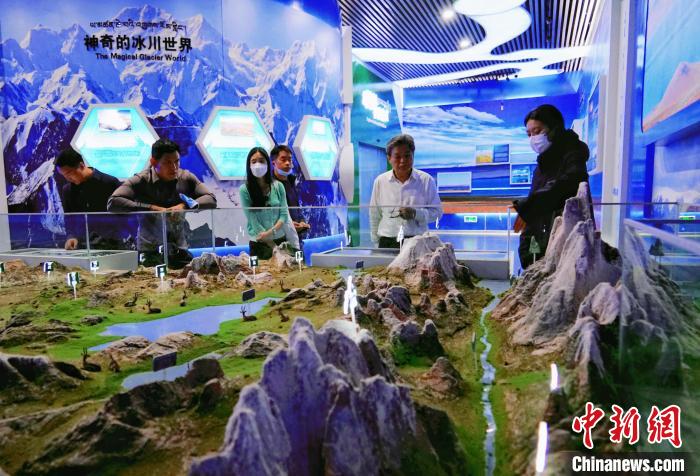 圖為中外嘉賓在玉樹(shù)州博物館內(nèi)參觀?！●R銘言 攝