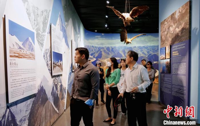 圖為中外嘉賓參觀玉樹(shù)州博物館。　馬銘言 攝