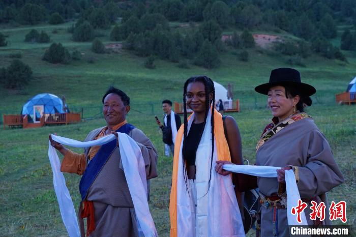 圖為當(dāng)?shù)孛癖娕c外籍留學(xué)生合影留念。　馬銘言 攝