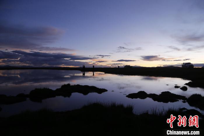 圖為夕陽下的查旦濕地。　馬銘言 攝