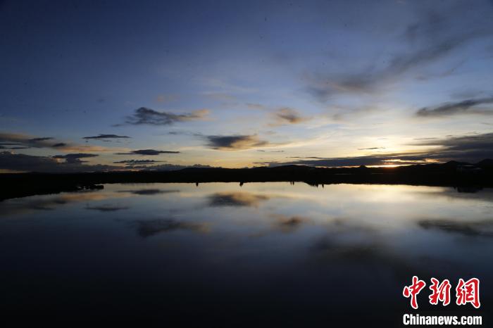 圖為夕陽下的查旦濕地?！●R銘言 攝