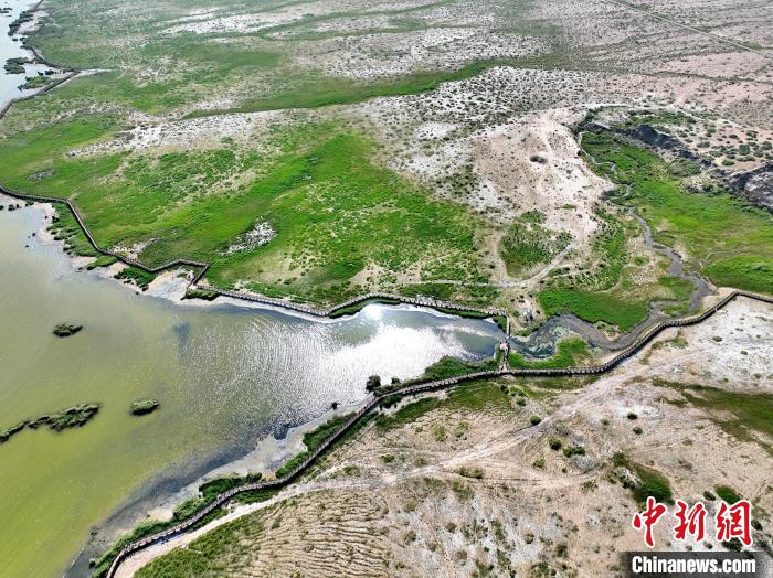 圖為航拍都蘭湖國(guó)家濕地公園?！∑钤鲚?攝