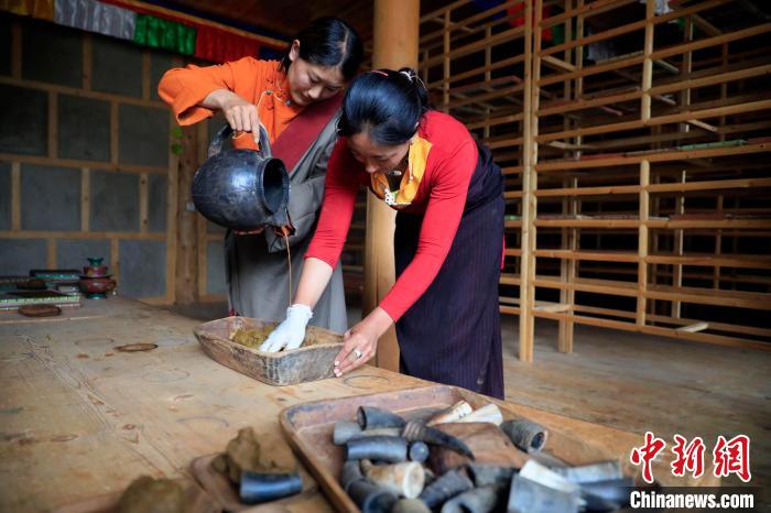 調(diào)合香團(tuán)?！⊥趵?攝