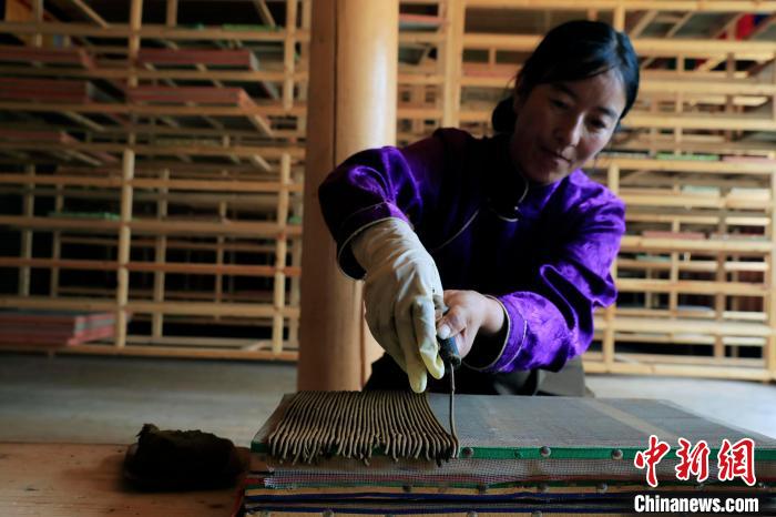 擠壓成香。　王磊 攝