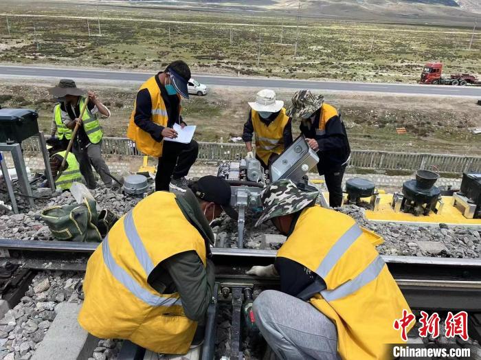 圖為青藏鐵路基礎設施“升級換代”施工現(xiàn)場。　現(xiàn)場作業(yè)人員供圖
