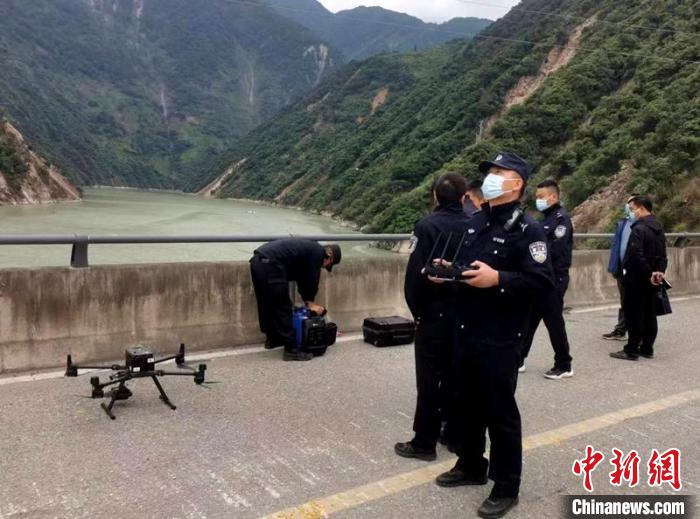 民警組成的搜尋隊利用無人機在震區(qū)開展空中巡查?！「首沃莨簿止﹫D