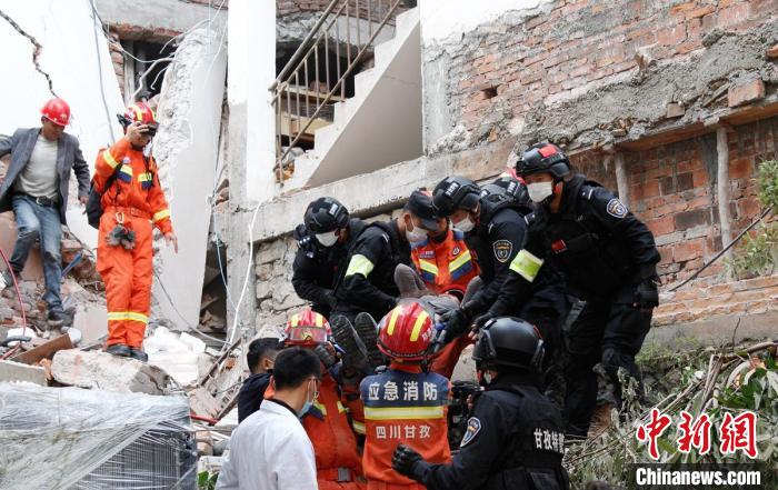 四川消防救援人員開(kāi)展救援?！∷拇ㄏ?供圖