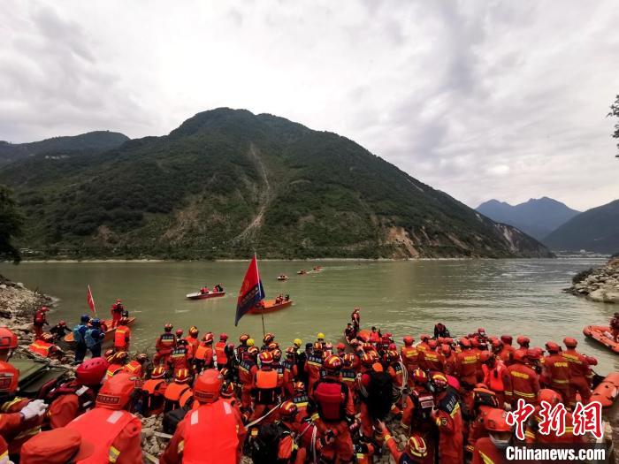 四川消防救援人員開(kāi)展救援?！∷拇ㄏ?供圖