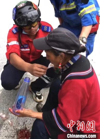 筠連筠愛青年應(yīng)急救援隊(duì)救援人員正在為傷員傷口清理?！∈茉L者供圖