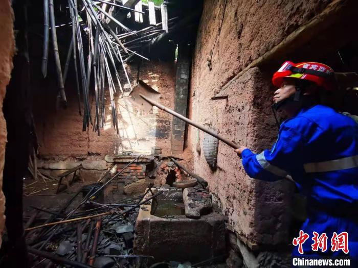 宜賓藍(lán)豹應(yīng)急救援隊(duì)搜救組成員劉方杰正在參與救援?！∈茉L者供圖