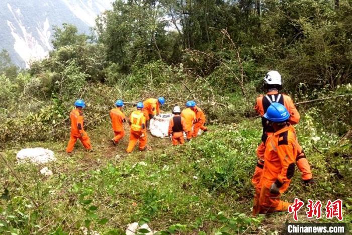 海拔1950米唐29號(hào)塔位搶險(xiǎn)隊(duì)員正搬運(yùn)直升機(jī)吊運(yùn)上山的搶險(xiǎn)材料?！⌒鞈c明 攝