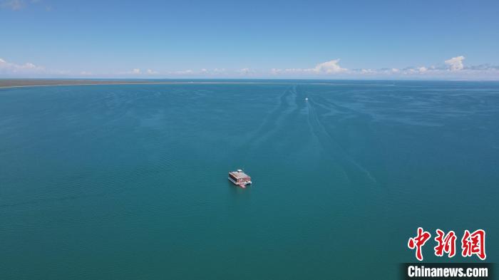 圖為航拍夏日青海湖?!±罱瓕?攝