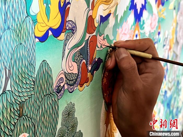 圖為畫師繪畫唐卡?！●R文莉 供圖