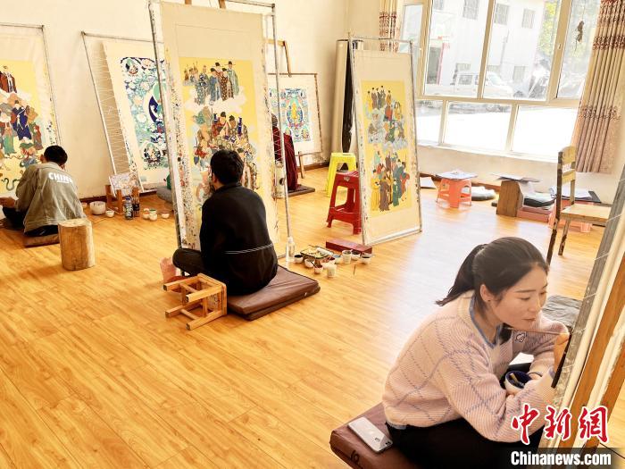 圖為畫室內(nèi)學(xué)徒練習(xí)繪畫唐卡?！●R文莉 供圖