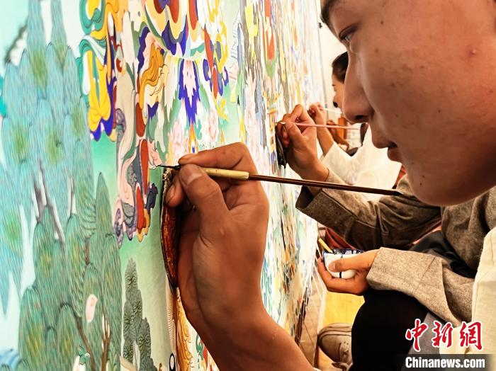 圖為畫師繪畫唐卡?！●R文莉 供圖