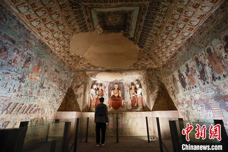 “敦行故遠：故宮敦煌特展”上展出的敦煌莫高窟第220窟復(fù)制洞窟。杜洋 攝