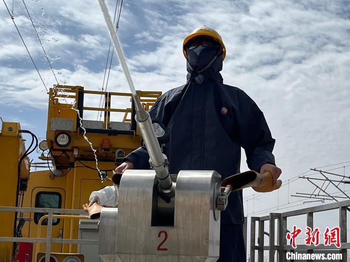 圖為水炮手操作高壓水炮進行作業(yè)。　高啟宏 攝