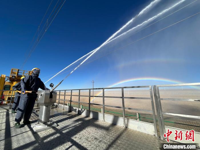 圖為水炮手在操作高壓水炮?！「邌⒑?攝