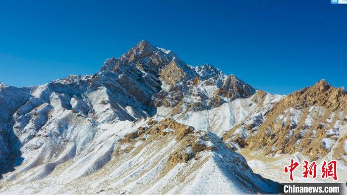 圖為山川被白雪覆蓋，與藍天相互呼映?！《继m縣融媒體中心供圖