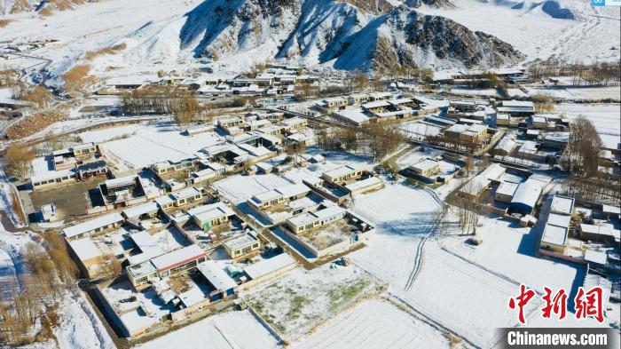 圖為鄉(xiāng)村被白雪覆蓋?！《继m縣融媒體中心供圖