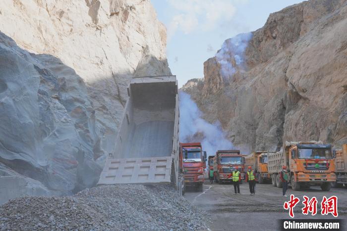 圖為大壩填筑現(xiàn)場?！∷娝木止﹫D