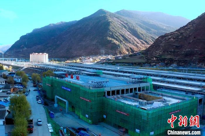 正在建設(shè)中的成蘭鐵路松潘站。　劉忠俊 攝