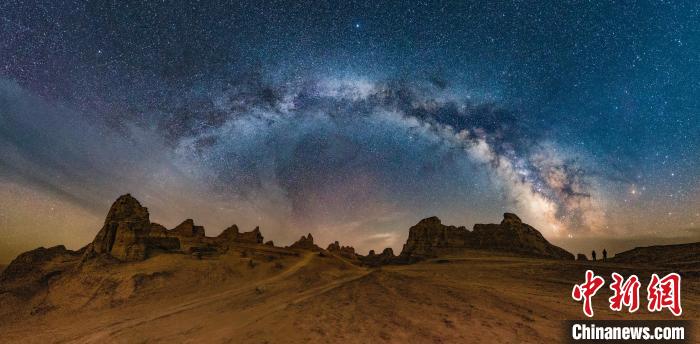 資料圖為冷湖賽什騰山天文臺(tái)址的星空?！±浜I(yè)園區(qū)供圖