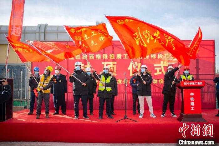 圖為封頂儀式現(xiàn)場。　浩爾娃 攝