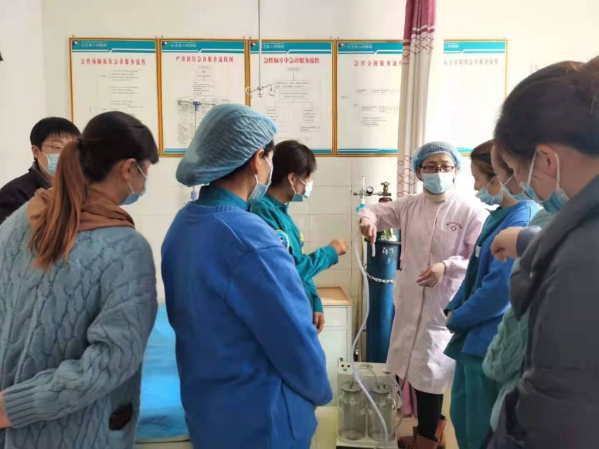 陳平為患者講解醫(yī)療設施。成都市武侯區(qū)委統(tǒng)戰(zhàn)部供圖