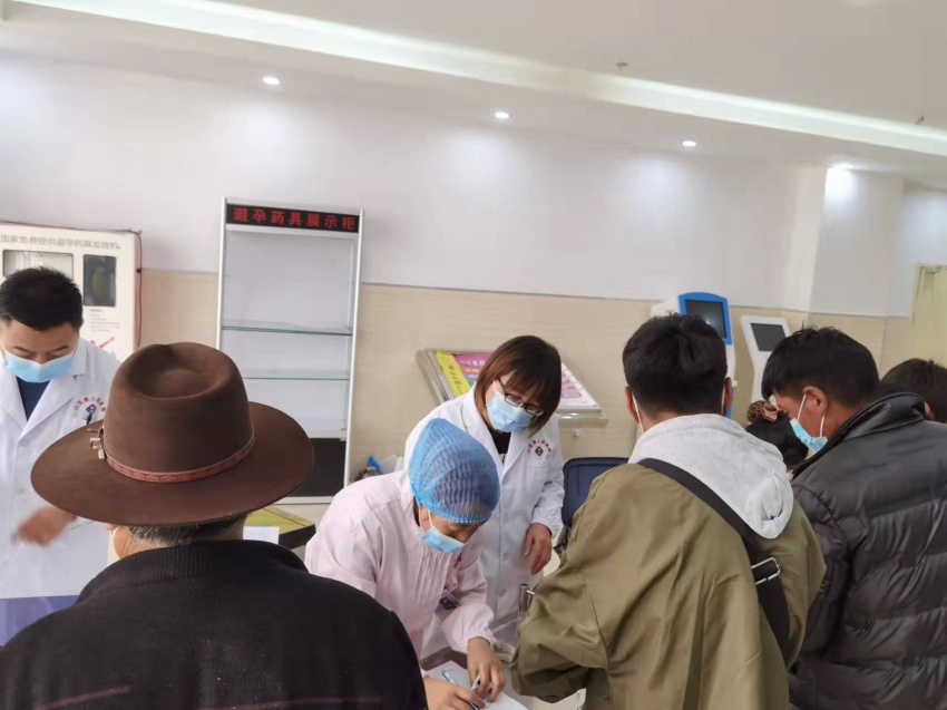 陳平和同事義醫(yī)現(xiàn)場。成都市武侯區(qū)委統(tǒng)戰(zhàn)部供圖