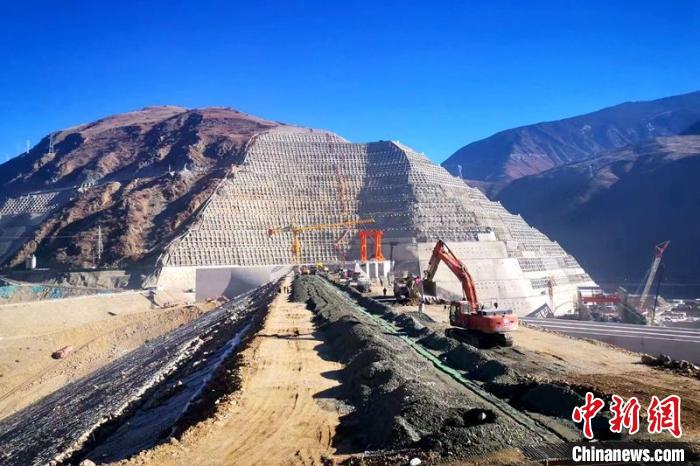 巴塘水電站大壩封頂現(xiàn)場?！≈袊材艿谌こ叹止﹫D