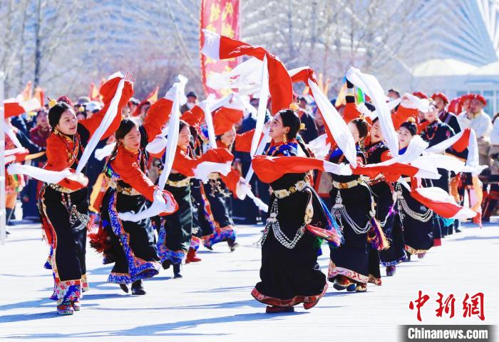 圖為玉樹(shù)群眾在廣場(chǎng)內(nèi)載歌載舞?！●R銘言 攝