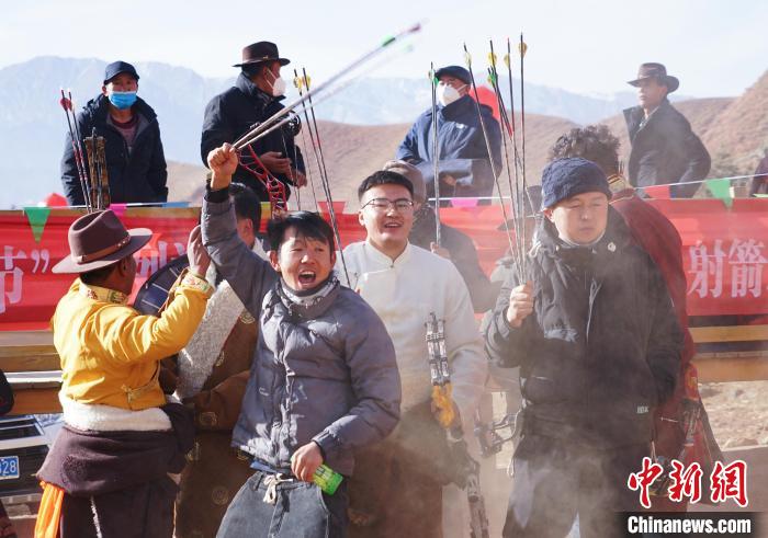 圖為藏族民眾跺腳歡呼慶祝弓箭手射中靶心。　馬銘言 攝