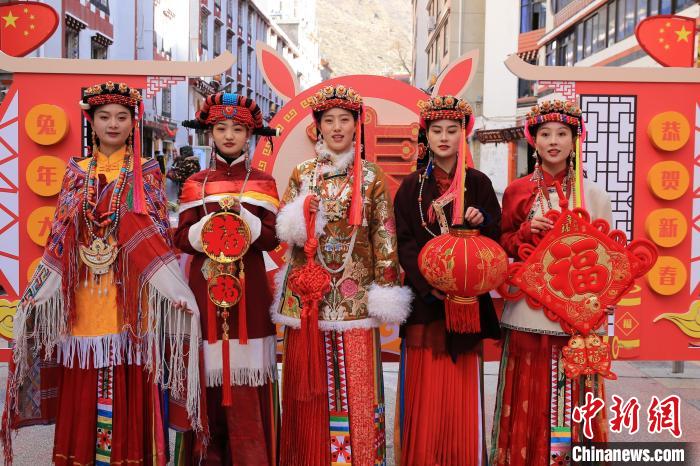 丹巴美女送祝福，迎新年?！±钣腊?攝