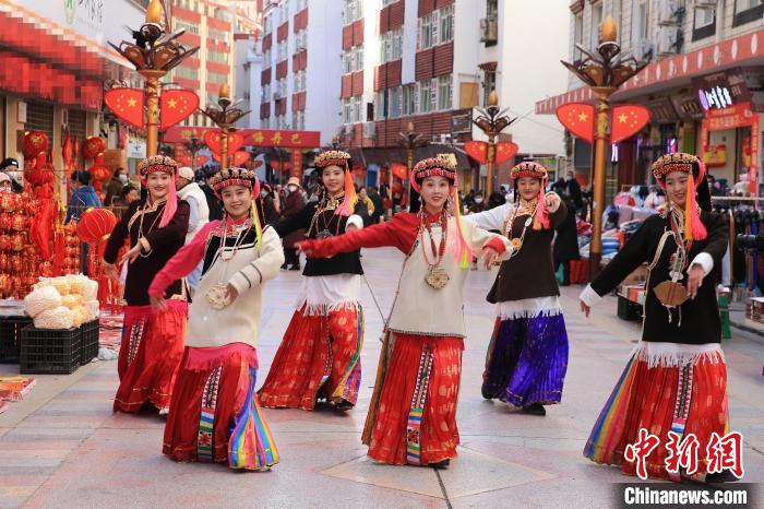 丹巴女孩在街頭跳起歡快歌舞迎接新年到來?！〖o 攝