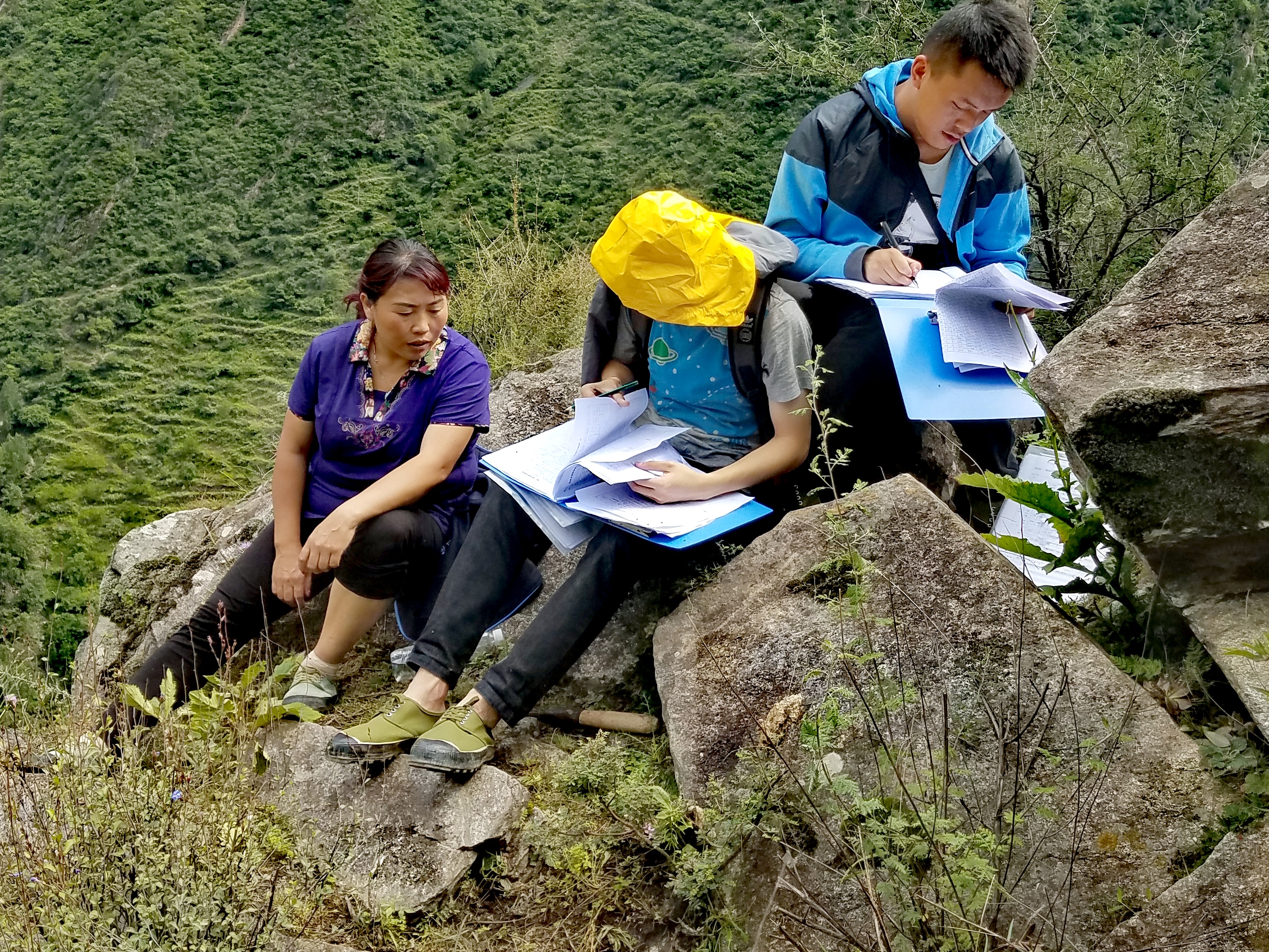 　2022年，余德春(左)協(xié)助排查震后地質(zhì)災(zāi)害隱患點(diǎn)。(圖為余德春提供)