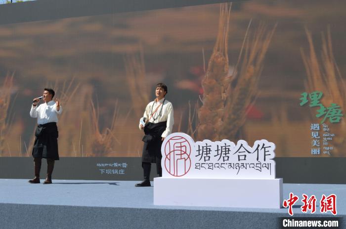 “康巴漢子”現(xiàn)場獻唱?！≈炝杞?攝