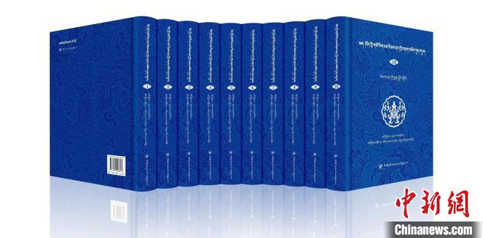圖為青海果洛州藏醫(yī)專家桑德才讓擔任主編的《藏醫(yī)傳染性疾病文獻集成》?！∈茉L者 供圖