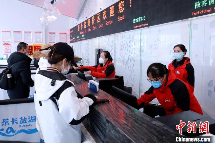 圖為茶卡鹽湖景區(qū)開(kāi)園迎客。　王生榮 攝